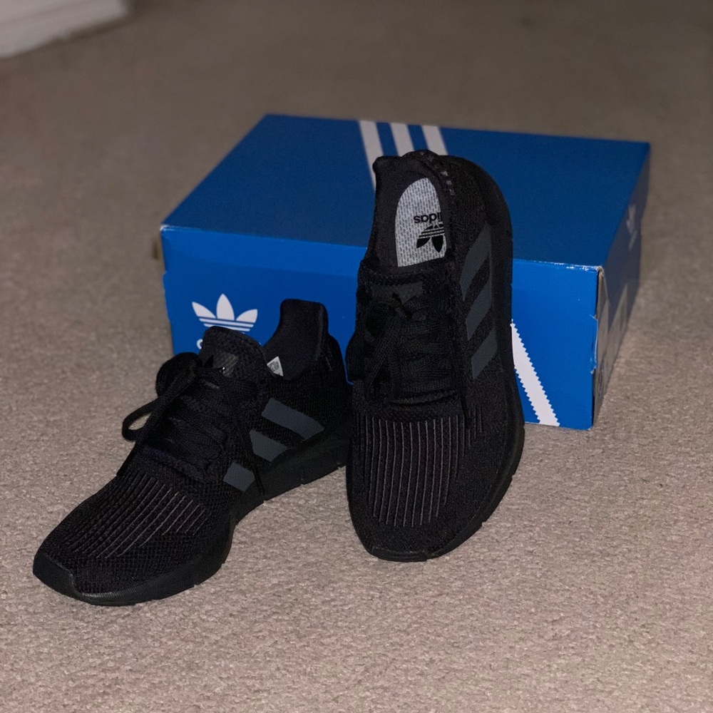 ADIDAS BLACK SWIFT RUN